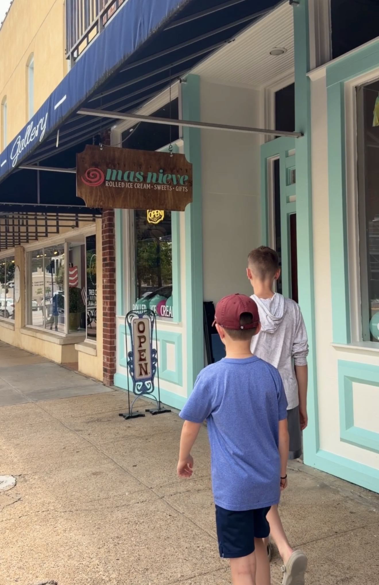 kids walking into Mas Nieve in Downtown Brenham